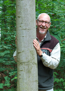 Förster und Waldpädagoge Andreas Roefs steht Ihnen für Fragen gerne zur Verfügung. (Quelle: Wald und Holz NRW)
