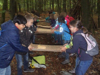 Kinder ziehen an Holzbrettern