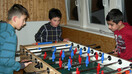 Jugendliche spielen Tischfussball