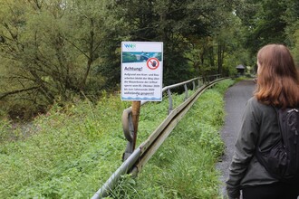 Hinweisschilder des Wasserverbandes Eifel-Rur weisen auf die Sperrung der Urftstaumauer ab dem 5. Oktober hin. (Foto: Nationalparkforstamt Eifel/A. Simantke)