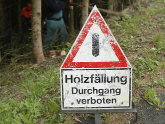Warnschild im Wald