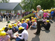 Anna-Maria Kamp und eine Gruppe von Schülern bei der Eröffnung