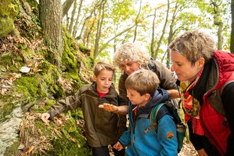 Bild 1: Für Nationalpark-Waldführerin Eva Herff (2. v. links) ist das Ehrenamt eine Lebenseinstellung die stets danach fragt: „Was kann ich dazu beitragen?“ (Foto: D. Ketz)