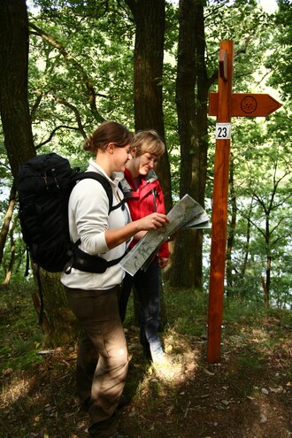 Bild 3: Mit Wildnis-Trail-Wanderführer, Karte und Wildkatzensymbolen als Wegweiser lässt sich der Wildnis-Trail individuell und auf eigene Faust erkunden. (Foto: Guido Priske)