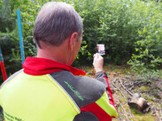 Waldarbeiter mit Navigationsgerät