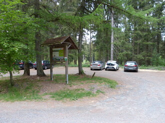 So sollte es sein: Das Abstellen der Fahrzeuge erfolgt auf den Wanderparkplätzen.(Quelle:Wald und Holz NRW)