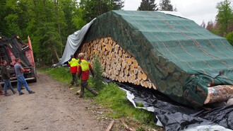 Folienlager wird ausgepackt. (Quelle: Michael Blaschke, Wald und Holz NRW)