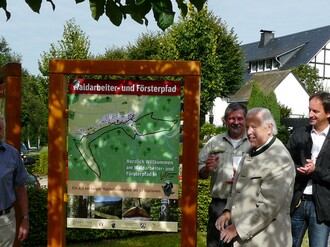 Professor Stichmann eröffnet im August 2012 den Waldarbeiter- und Försterpfad in Latrop (Foto: Wald und Holz NRW)