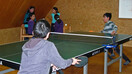Jugendliche spielen Tischtennis