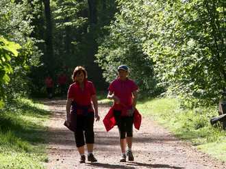 Zwei Jogger im Wald 